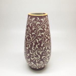 Lọ hoa sứ dáng boom bụng rộng khắc hoa trắng nền chocolate