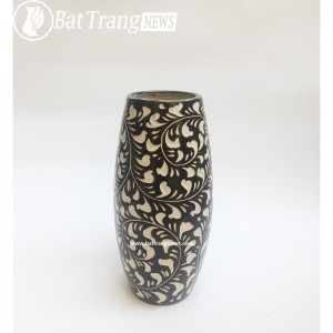 Lọ hoa sứ dáng boom khắc hoa dây nền đen