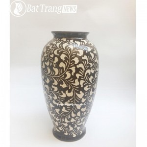 Lọ hoa sứ dáng chum thon viền miệng khắc hoa nền cafe
