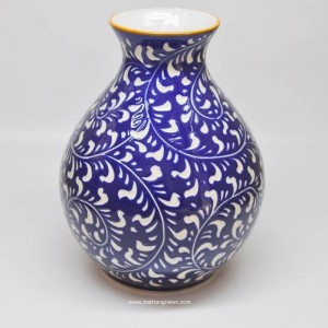 Lọ hoa sứ dáng giỏ cua khắc hoa dây nền xanh tím