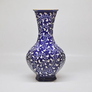 Lọ hoa sứ dáng lục giác khắc hoa dây nền xanh tím