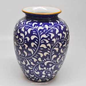 Lọ hoa sứ dáng vò khắc hoa dây nền xanh tím