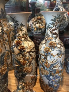 Lọ lộc bình Tùng Hạc Diên Niên men rạn đắp nổi 1m4