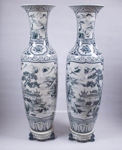 Lộc bình vẽ sơn thủy hữu tình men chàm cổ 1m4