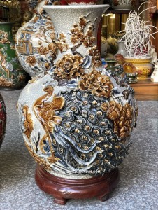 Lọ dáng củ tỏi đắp nổi men rạn công danh phú quý