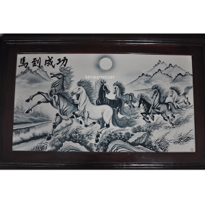 Tranh sứ vẽ mã đáo thành công men trắng đen 135x88cm