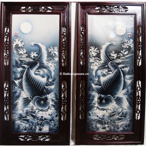 Tranh sứ cá chép nổi lam tràm khung gỗ thông Lào