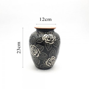 Vò nhỏ khắc hoa hồng nền đen bóng